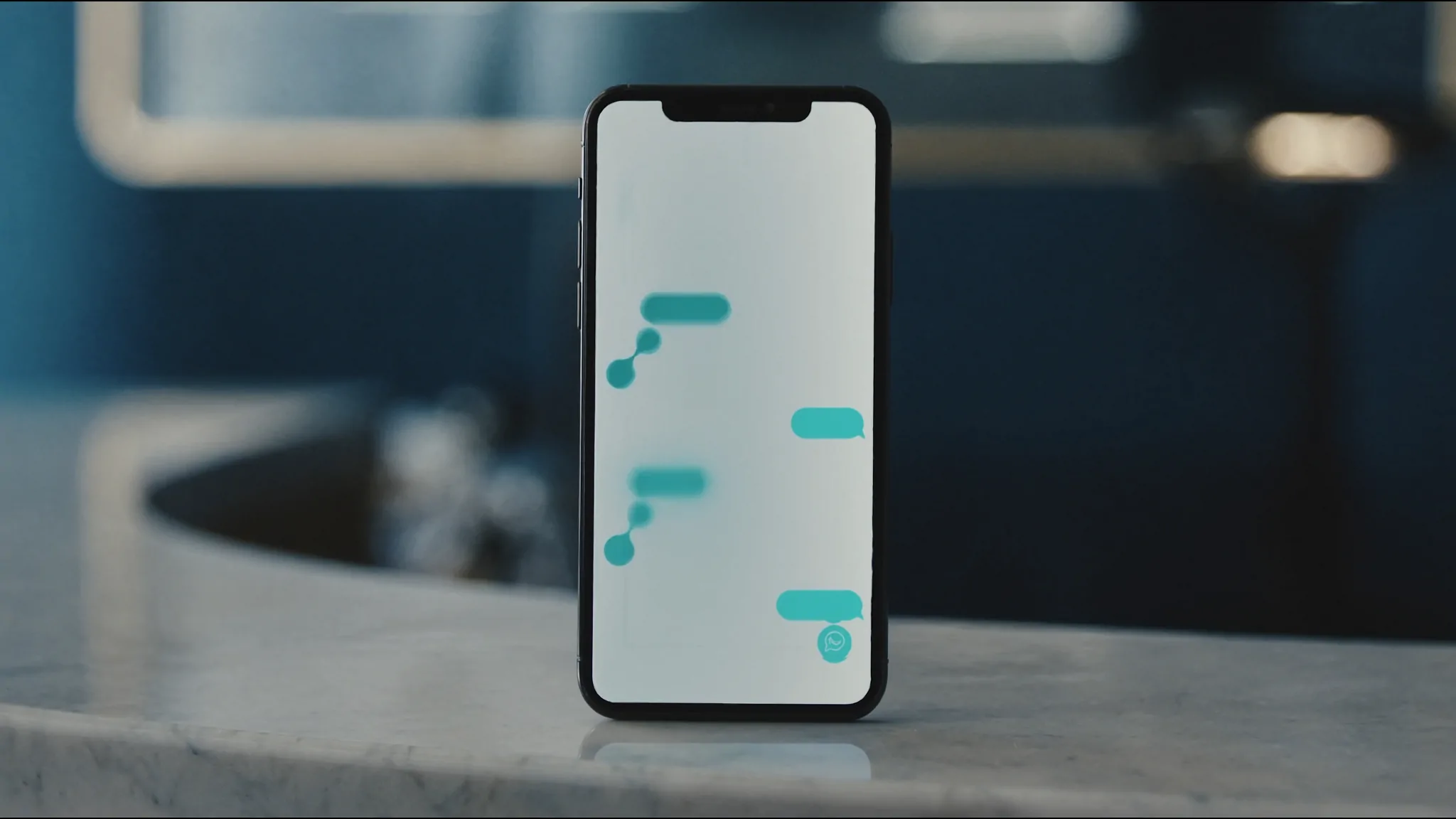 Smartphone con interfaz de chat WhatsApp profesional en recepción de clínica dental
